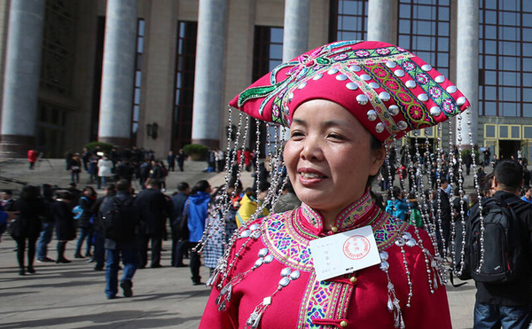 兩會(huì)上的少數(shù)民族頭飾帽子